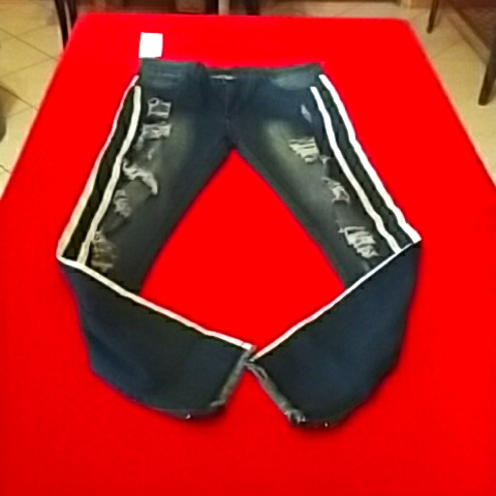 FASHION JEANS SIZE XXL...( BNWT) MEASURES SIZE 18 IN WAIST N 30 INSEAM